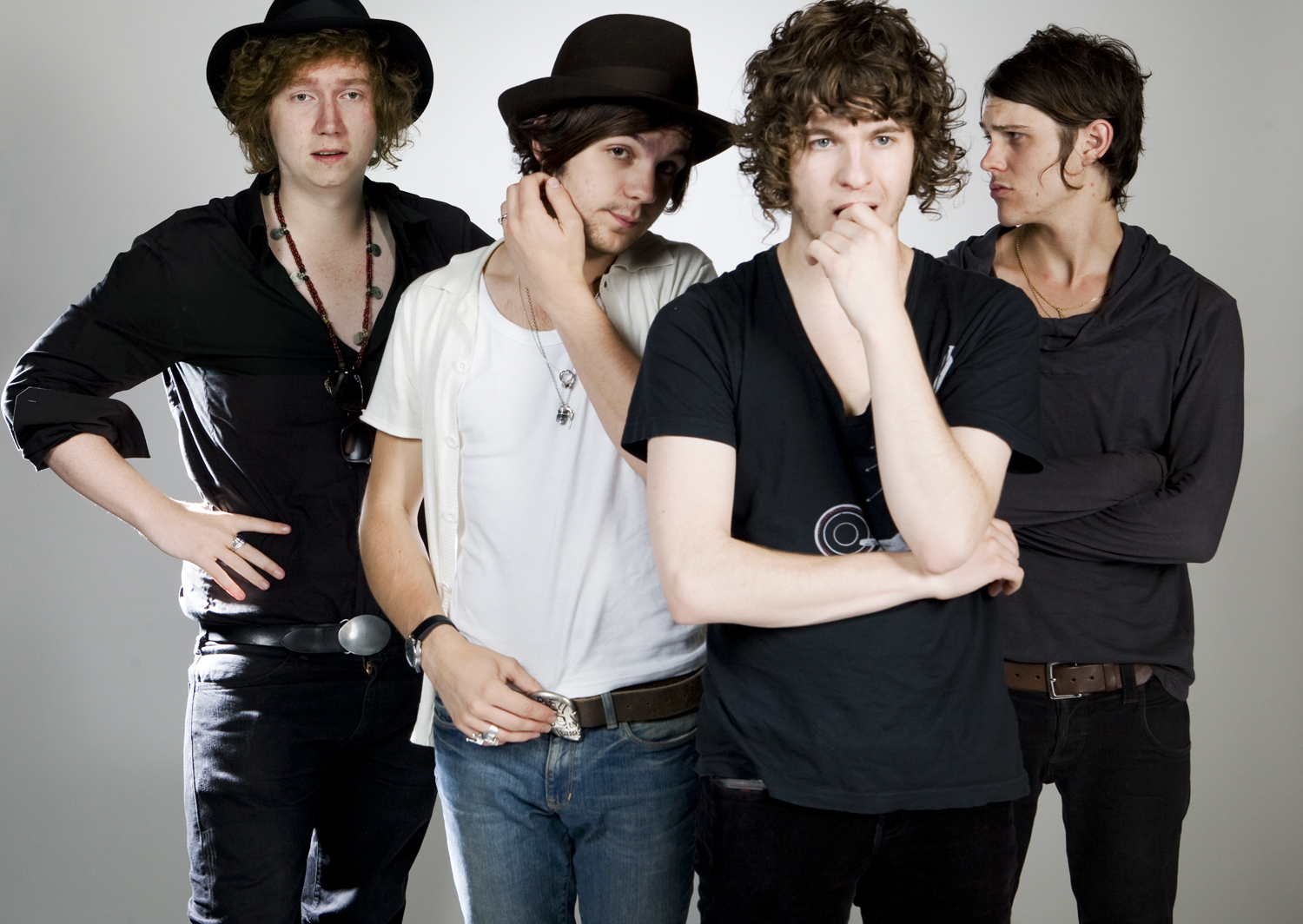 Гр стоит. Группа the Kooks. The Kooks солист. The Kooks 2022. Kook.